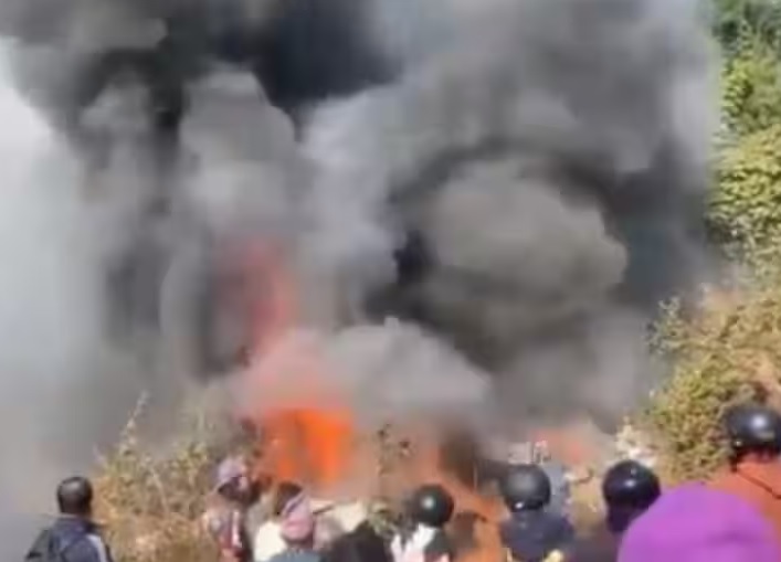 سقوط هواپیمای مسافری در نپال (+عکس) سقوط هواپیمای مسافری در نپال (+عکس)