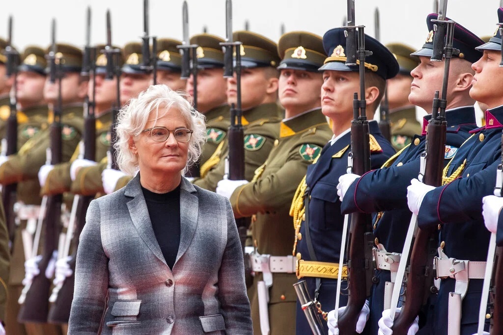 وزیر دفاع آلمان استعفا کرد / از سوار شدن پسر وزیر در بالگرد ارتش تا تبریک ناشیانه سال نو وزیر دفاع آلمان استعفا کرد / از سوار شدن پسر وزیر در بالگرد ارتش تا تبریک ناشیانه سال نو