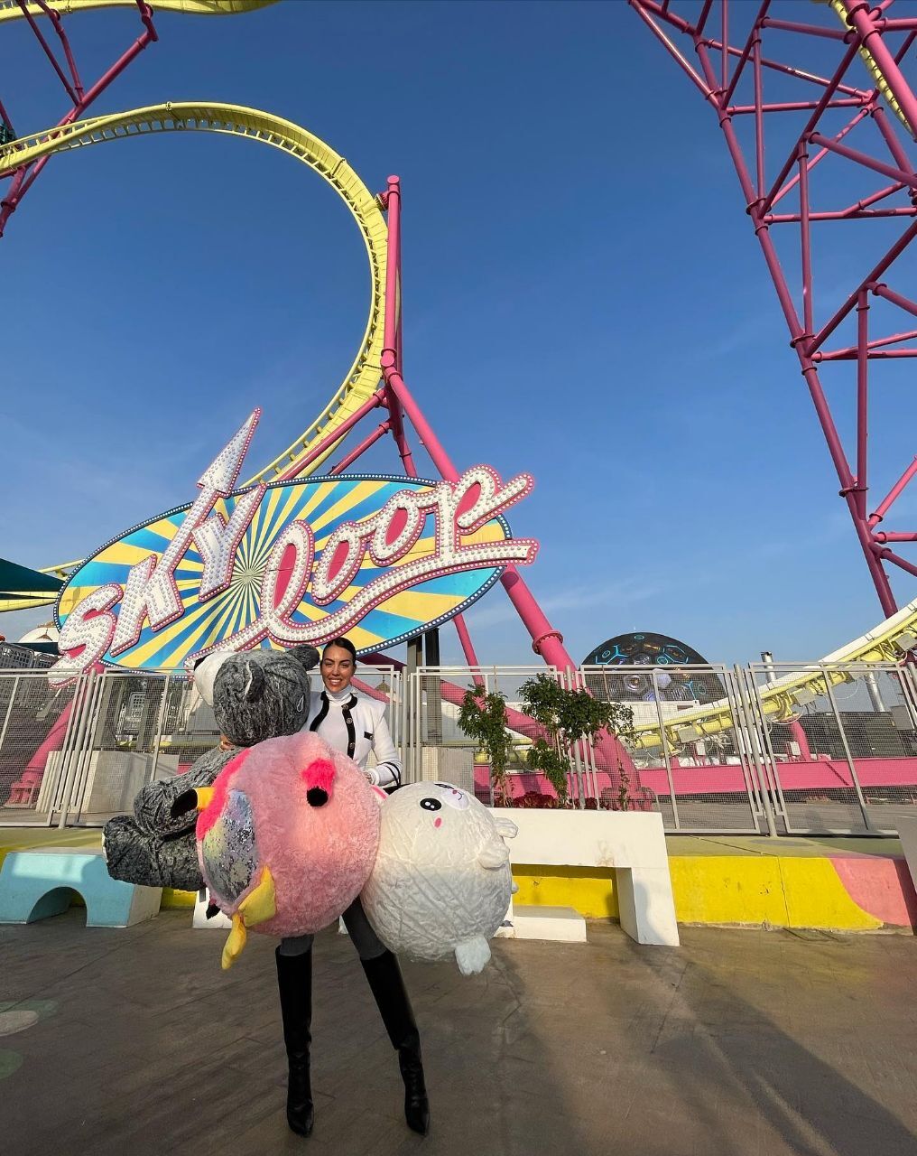 جورجینا رودریگز تصاویر جدید جورجینا رودریگز و کریس رونالدو در یک شهربازی عربستان (عکس)