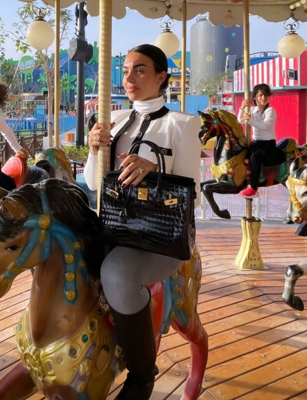 جورجینا تصاویر جدید جورجینا رودریگز و کریس رونالدو در یک شهربازی عربستان (عکس)