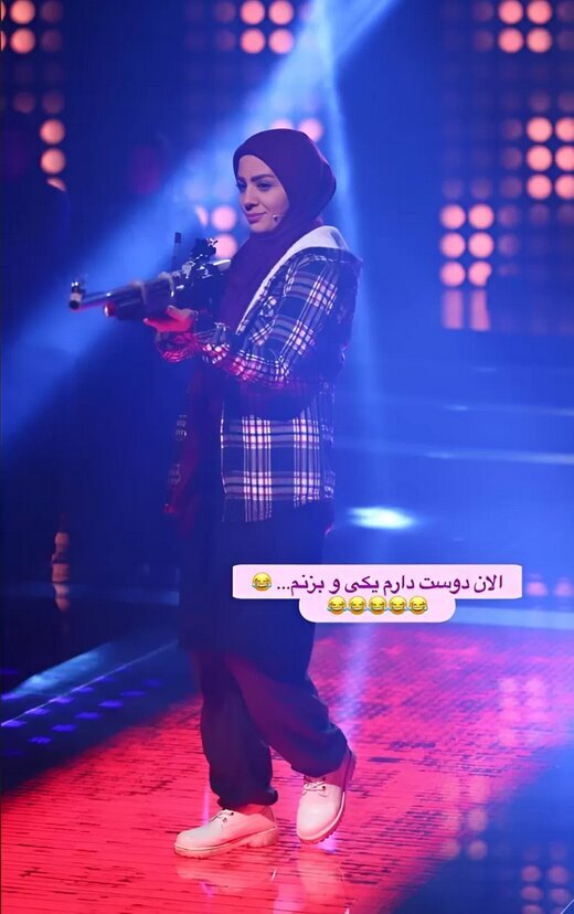 خواسته مبینا نصیری (مجری تلویزیون) با اسلحه در دست (عکس)