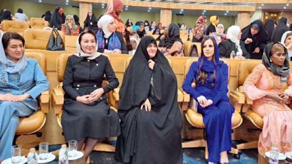 نشانه‌شناسی عکس همسر رئیس جمهور با همسران روسای 4 کشور