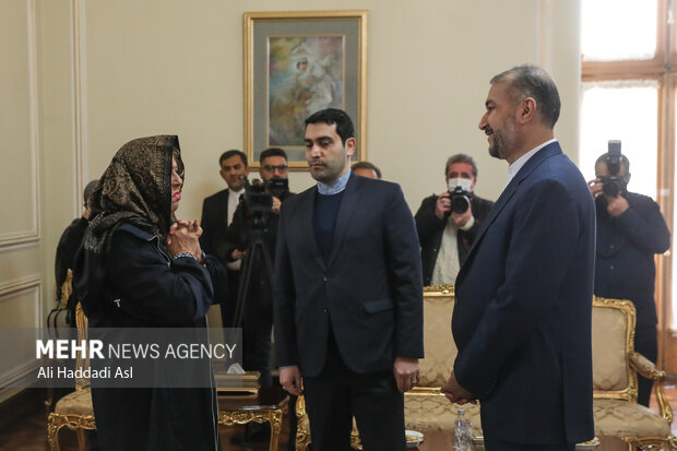 جمعی از میهمانان همایش زنان تأثیر گذار که از وزرای کشورهای زیمباوه، نیجریه، ونزوئلا و نیکاراگوئه نیز هستند پیش از ظهر روز یکشنبه ۲ بهمن ماه با حسین امیر عبدالهیان وزیر امور خارجه کشورمان دیدار و گفتگو کرد