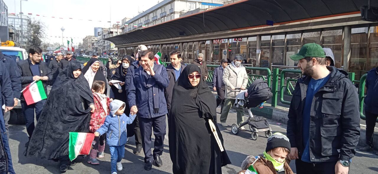 معاون اول رئیسی همراه با خانواده در راهپیمایی (+عکس) معاون اول رئیسی همراه با خانواده در راهپیمایی (+عکس)