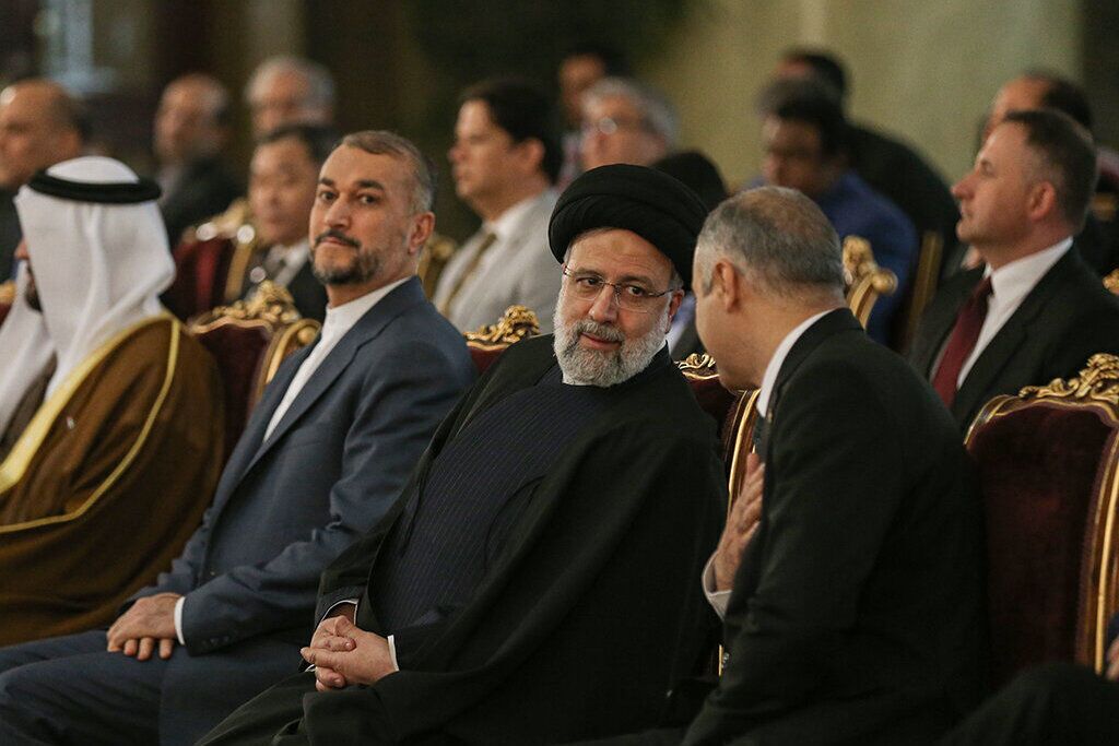 انتقاد نشریه آمریکایی « پولیتیکو» از حضور سفرای لهستان و مجارستان در جشن سالگرد انقلاب ایران انتقاد نشریه آمریکایی « پولیتیکو» از حضور سفرای لهستان و مجارستان در جشن سالگرد انقلاب ایران