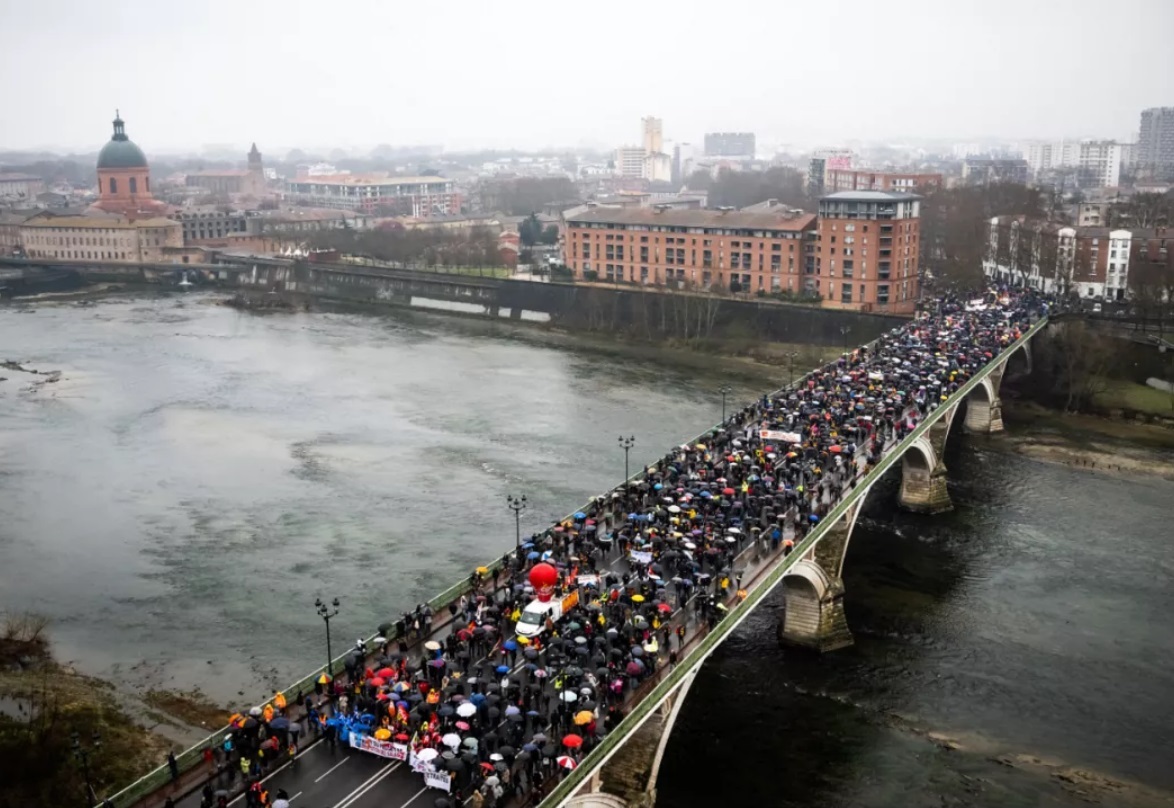 تظاهرات و اعتصاب بزرگ در فرانسه / اختلال در پروازها، مترو، قطارها و اتوبوس ها / بیش از یک میلیون معترض در خیابان / پیوستن معلمان، کارمندان و کارگران به اعتصاب تظاهرات و اعتصاب بزرگ در فرانسه / اختلال در پروازها، مترو، قطارها و اتوبوس ها / بیش از یک میلیون معترض در خیابان / پیوستن معلمان، کارمندان و کارگران به اعتصاب