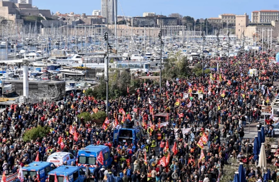 تظاهرات و اعتصاب بزرگ در فرانسه / اختلال در پروازها، مترو، قطارها و اتوبوس ها / بیش از یک میلیون معترض در خیابان / پیوستن معلمان، کارمندان و کارگران به اعتصاب تظاهرات و اعتصاب بزرگ در فرانسه / اختلال در پروازها، مترو، قطارها و اتوبوس ها / بیش از یک میلیون معترض در خیابان / پیوستن معلمان، کارمندان و کارگران به اعتصاب