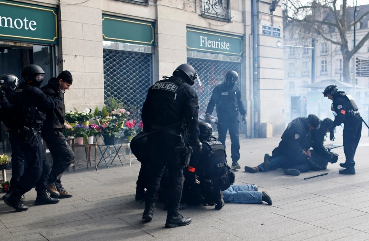 تظاهرات و اعتصاب بزرگ در فرانسه / اختلال در پروازها، مترو، قطارها و اتوبوس ها / بیش از یک میلیون معترض در خیابان / پیوستن معلمان، کارمندان و کارگران به اعتصاب تظاهرات و اعتصاب بزرگ در فرانسه / اختلال در پروازها، مترو، قطارها و اتوبوس ها / بیش از یک میلیون معترض در خیابان / پیوستن معلمان، کارمندان و کارگران به اعتصاب