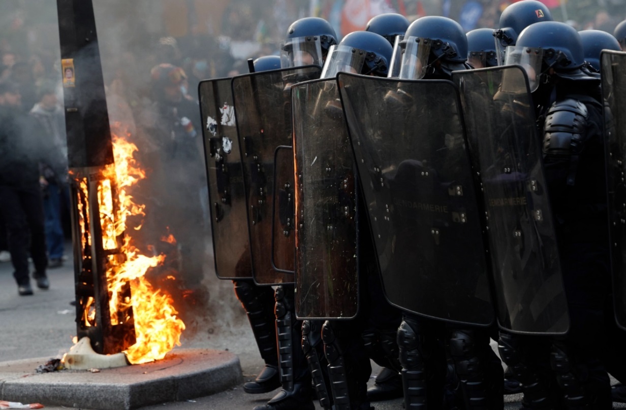 تظاهرات و اعتصاب بزرگ در فرانسه / اختلال در پروازها، مترو، قطارها و اتوبوس ها / بیش از یک میلیون معترض در خیابان / پیوستن معلمان، کارمندان و کارگران به اعتصاب تظاهرات و اعتصاب بزرگ در فرانسه / اختلال در پروازها، مترو، قطارها و اتوبوس ها / بیش از یک میلیون معترض در خیابان / پیوستن معلمان، کارمندان و کارگران به اعتصاب
