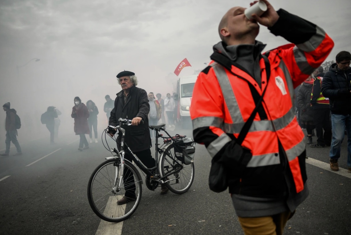 تظاهرات و اعتصاب بزرگ در فرانسه / اختلال در پروازها، مترو، قطارها و اتوبوس ها / بیش از یک میلیون معترض در خیابان / پیوستن معلمان، کارمندان و کارگران به اعتصاب تظاهرات و اعتصاب بزرگ در فرانسه / اختلال در پروازها، مترو، قطارها و اتوبوس ها / بیش از یک میلیون معترض در خیابان / پیوستن معلمان، کارمندان و کارگران به اعتصاب