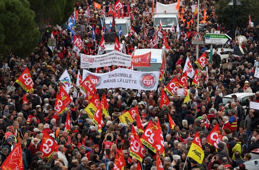 تظاهرات و اعتصاب بزرگ در فرانسه / اختلال در پروازها، مترو، قطارها و اتوبوس ها / بیش از یک میلیون معترض در خیابان / پیوستن معلمان، کارمندان و کارگران به اعتصاب تظاهرات و اعتصاب بزرگ در فرانسه / اختلال در پروازها، مترو، قطارها و اتوبوس ها / بیش از یک میلیون معترض در خیابان / پیوستن معلمان، کارمندان و کارگران به اعتصاب