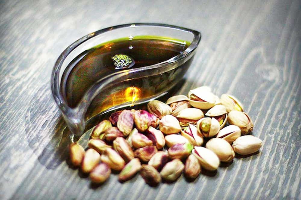 از فواید روغن پسته برای تمام بدن از فواید روغن پسته برای تمام بدن