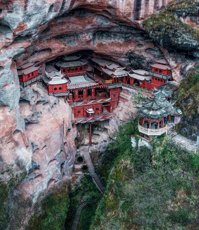 لوکیشن متفاوت یک معبد در چین! (عکس)