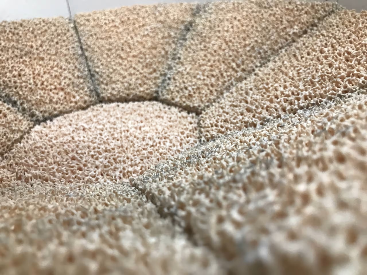 برج خورشیدی که با استفاده از آب، دی اکسید کربن و نور خورشید سوخت جت تولید می کند برج خورشیدی که با استفاده از آب، دی اکسید کربن و نور خورشید سوخت جت تولید می کند