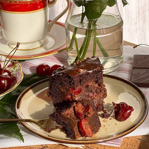 طرز تهیه کیک شکلاتی آلبالویی به روش خانگی