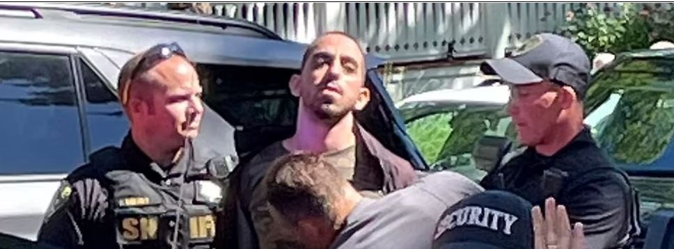 هویت ضارب سلمان رشدی اعلام شد هویت ضارب سلمان رشدی اعلام شد