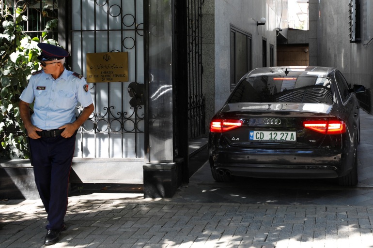 آتش زدن اسناد سفارت ایران در آلبانی قبل از ترک کشور آتش زدن اسناد سفارت ایران در آلبانی قبل از ترک کشور