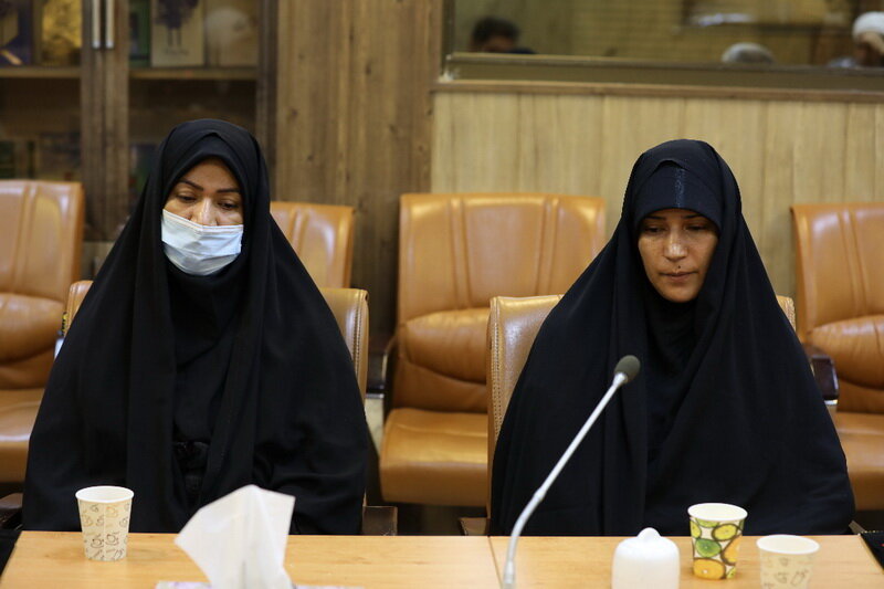 زن خبرساز ماجرای قطار تهران-یزد سفیر شد (+عکس) زن خبرساز ماجرای قطار تهران-یزد سفیر شد (+عکس)