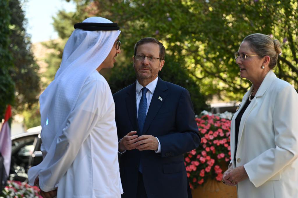 سفر وزیر خارجه امارات به اسرائیل / حضور در موزه هولوکاست و دیدار با نتانیاهو (+عکس) سفر وزیر خارجه امارات به اسرائیل / حضور در موزه هولوکاست و دیدار با نتانیاهو (+عکس)