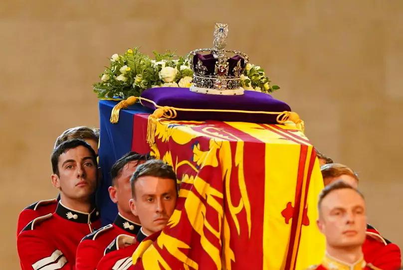 تئوری توطئهٔ «ملکه بریتانیا در تابوت نیست»؛ جسد چگونه ۱۱ روز تازه نگه داشته می‌شود؟