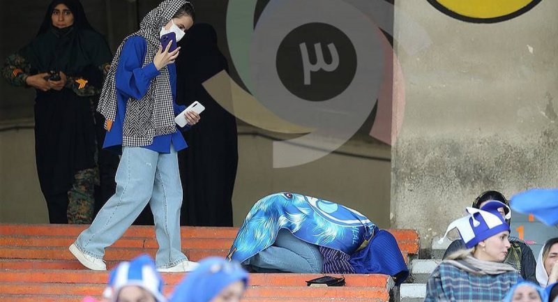 متفاوت‌ترین تصاویر از حضور زنان در آزادی/ بوسه زدن بر زمین ورزشگاه (عکس+فیلم)