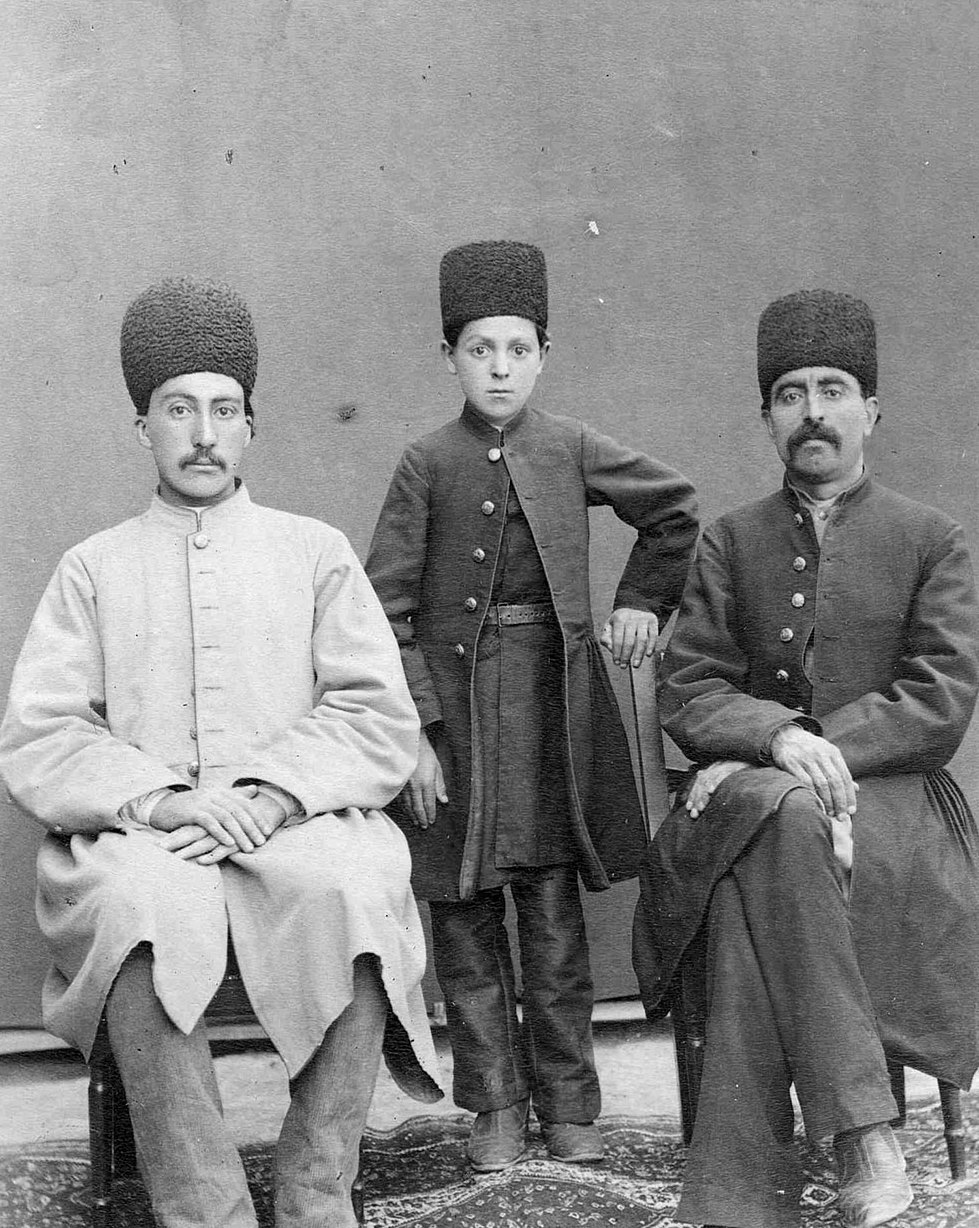 لباسهای مد ۲۰۰ سال پیش ایرانیان / چگونه سفیدپوشی و رنگیپوشی به تیره پوشی تبدیل شد؟ لباسهای مد ۲۰۰ سال پیش ایرانیان / چگونه سفیدپوشی و رنگیپوشی به تیره پوشی تبدیل شد؟