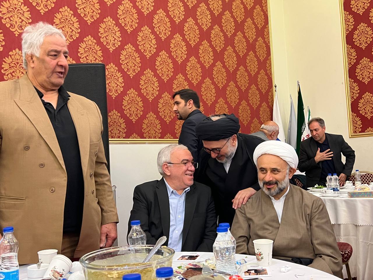 گزارش ابطحی از چهلم غفوری فرد: علی پروین چاق سلامتی سردی با فتح الله زاده کرد گزارش ابطحی از چهلم غفوری فرد: علی پروین چاق سلامتی سردی با فتح الله زاده کرد