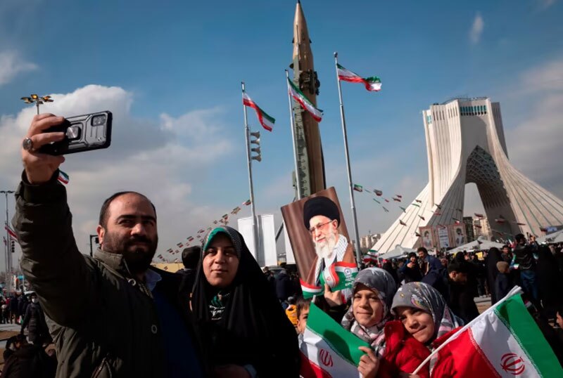 حسین شریعتمداری در مصاحبه با فایننشال تایمز: راه مقابله با زنان بی حجاب دستگیری نیست، بلکه افزایش آگاهی است حسین شریعتمداری در مصاحبه با فایننشال تایمز: راه مقابله با زنان بی حجاب دستگیری نیست، بلکه افزایش آگاهی است