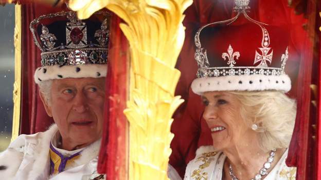 تاجگذاری چارلز سوم پادشاه انگلیس (+عکس) / بازداشت 10 معترض