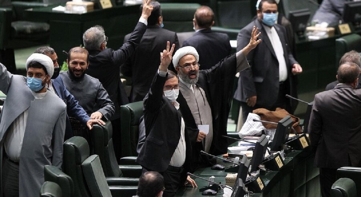 درخواست کیهان برای برخورد با نماینده افشاگر اعطای 70 شاسی بلند به نمایندگان