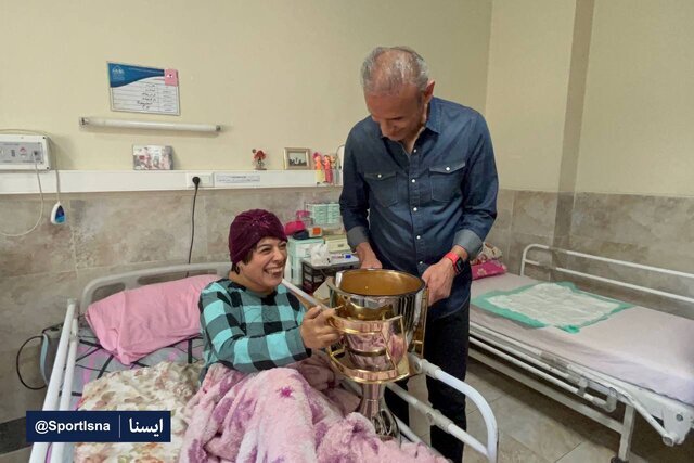 یحیی با جام به دیدار هوادار معلول پرسپولیسی رفت (+ عکس)