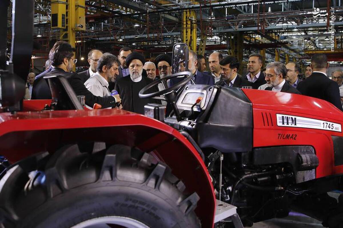 عکس یادگاری رئیسی با کارگران کارخانه تراکتور سازی