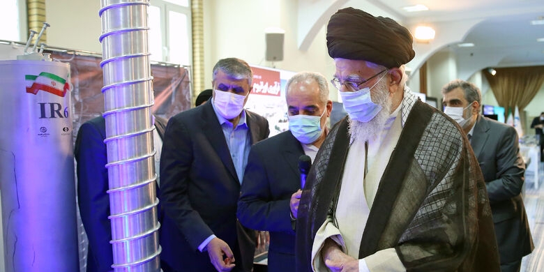 آیت الله خامنه ای: ما روی مبنای اسلامیمان نمی خواهیم طرف سلاح برویم / اگر این نبود جلویش را نمیتوانستند بگیرند / توافق اشکالی ندارد اما زیرساخت صنعت هستهای نباید دست بخورد آیت الله خامنه ای: ما روی مبنای اسلامیمان نمی خواهیم طرف سلاح برویم / اگر این نبود جلویش را نمیتوانستند بگیرند / توافق اشکالی ندارد اما زیرساخت صنعت هستهای نباید دست بخورد