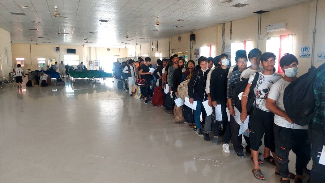 مهاجران افغانستانی در حال خروج از ایران (عکس) مهاجران افغانستانی در حال خروج از ایران (عکس)