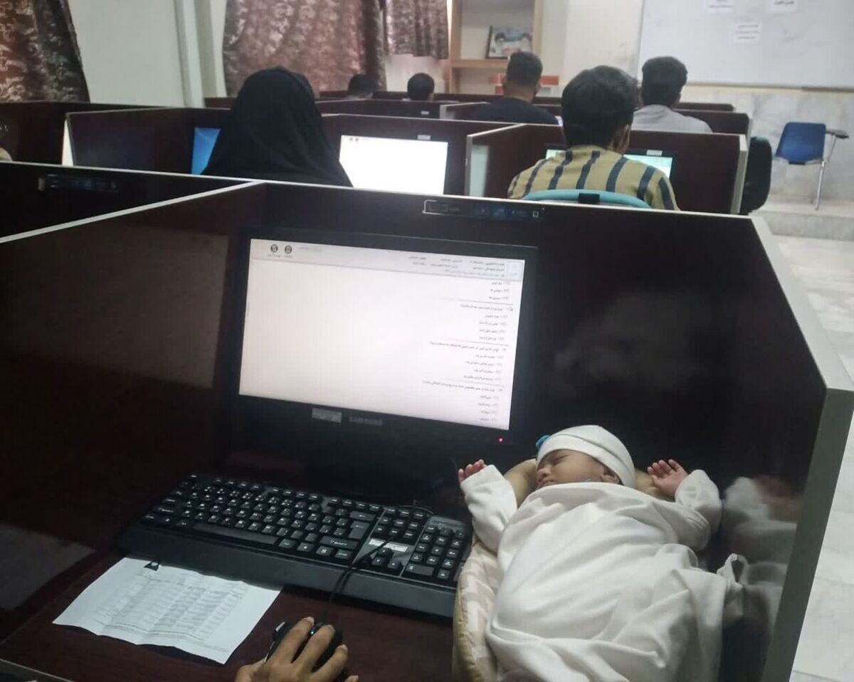 همراهی یک نوزاد در جلسه امتحان مادر دانشجو (+عکس)