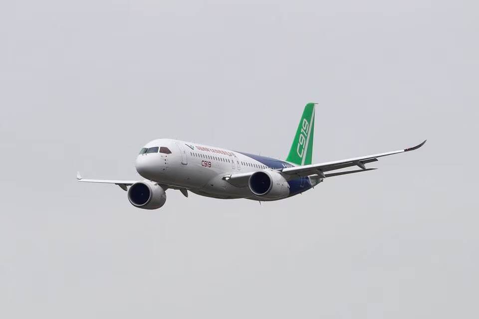 آغاز پروازهای اولین هواپیمای مسافربری ساخت چین (+عکس) آغاز پروازهای اولین هواپیمای مسافربری ساخت چین (+عکس)