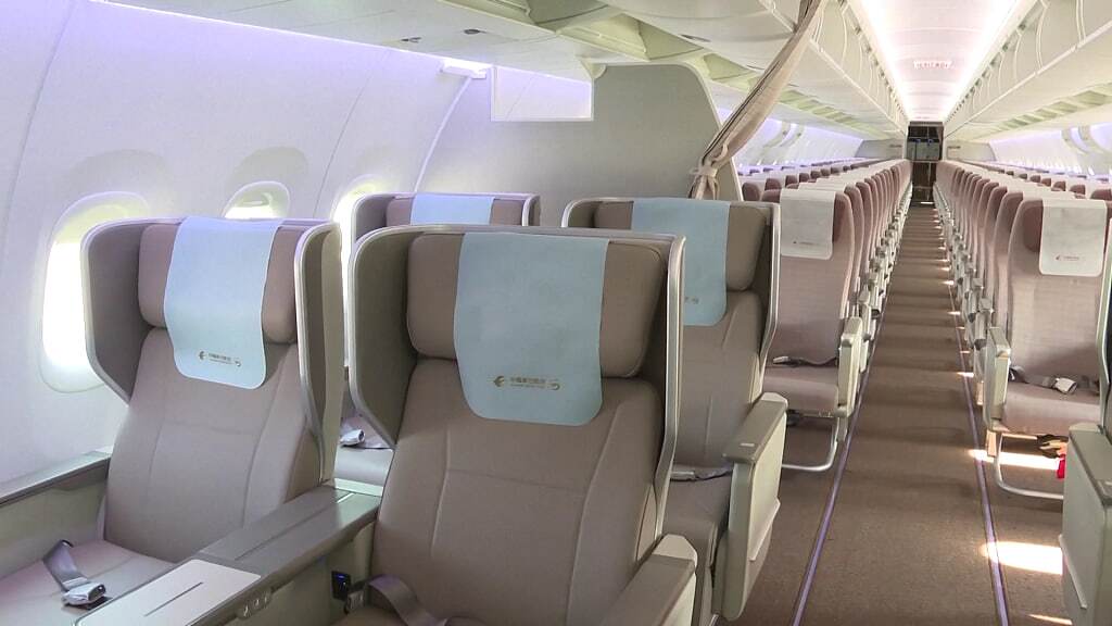 آغاز پروازهای اولین هواپیمای مسافربری ساخت چین (+عکس) آغاز پروازهای اولین هواپیمای مسافربری ساخت چین (+عکس)