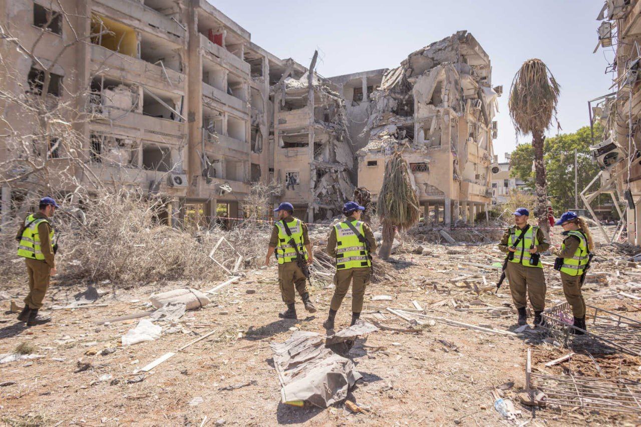 جنگ اسرائیل - ایران (پنجشنبه)/ حمله به مرکز هسته ای اراک / قطع اینترنت و اتصال شبکه داخلی / استانداری لرستان: سرنگونی چهارمین پهپاد / حمله اسرائیل به ستاد فرماندهی نیروی انتظامی/ ادامه تعطیلی فرودگاه های کشور / حمله پهپادی ارتش به اسرائیل(+عکس)